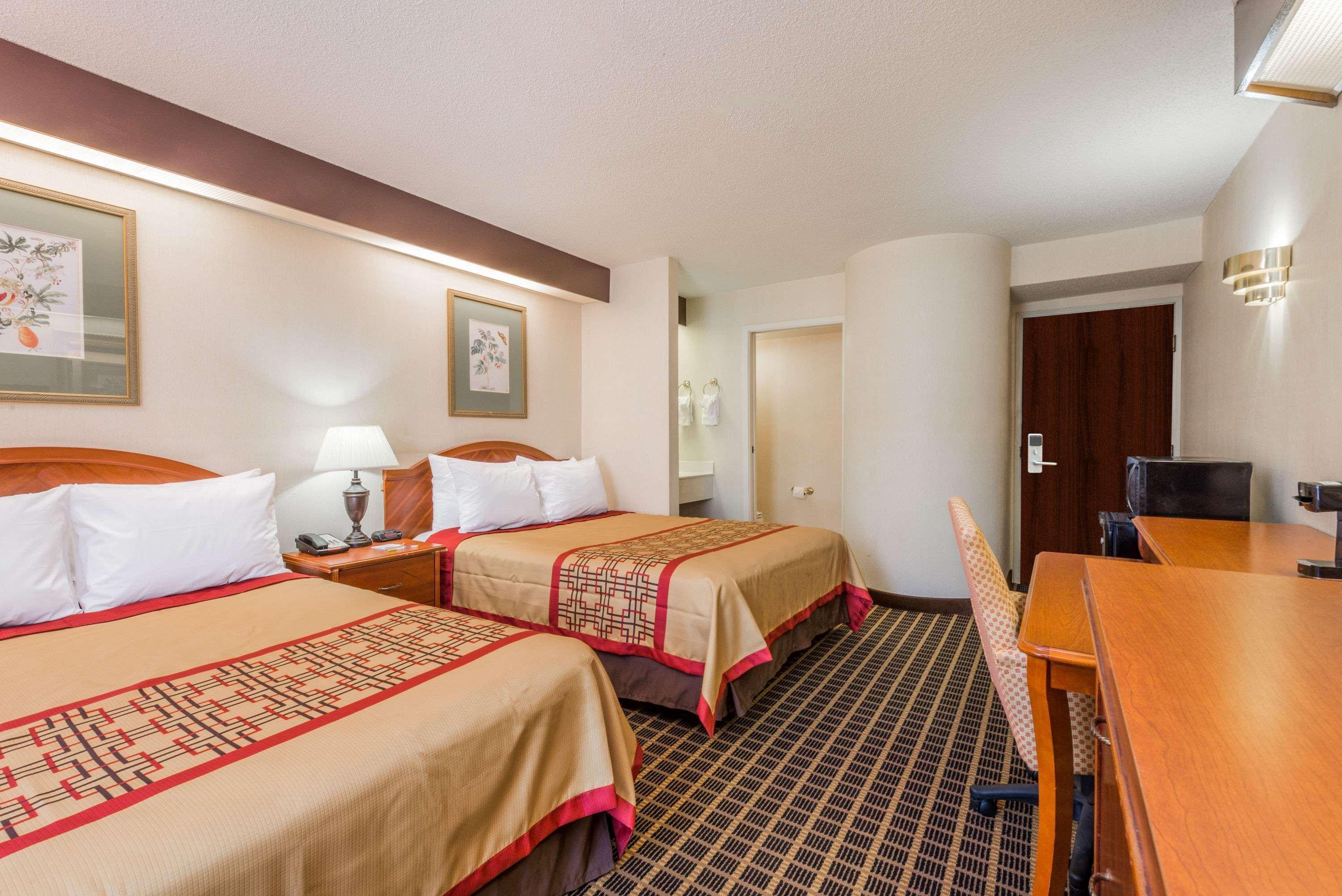 Days Inn By Wyndham Yadkinville Bagian luar foto