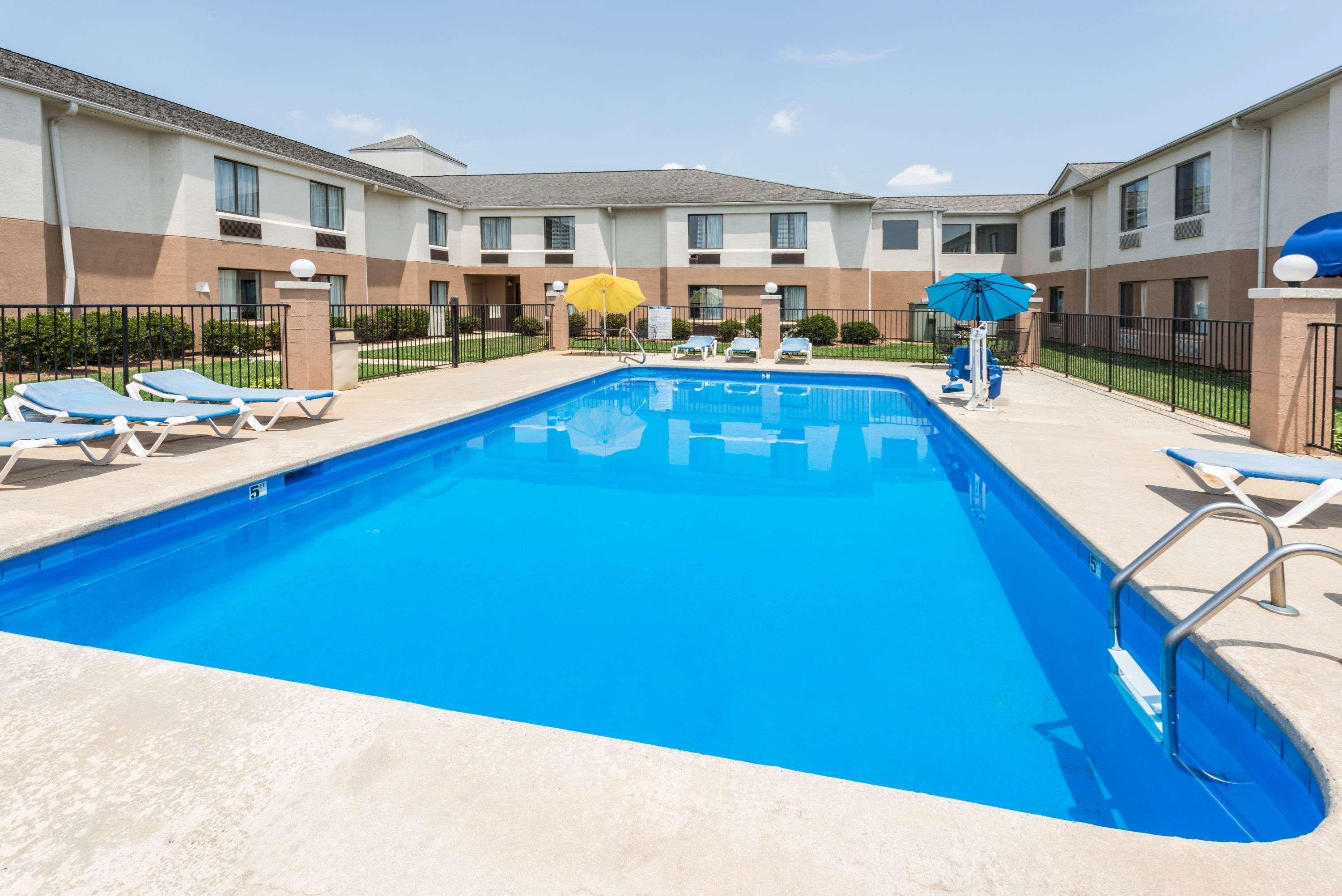 Days Inn By Wyndham Yadkinville Bagian luar foto