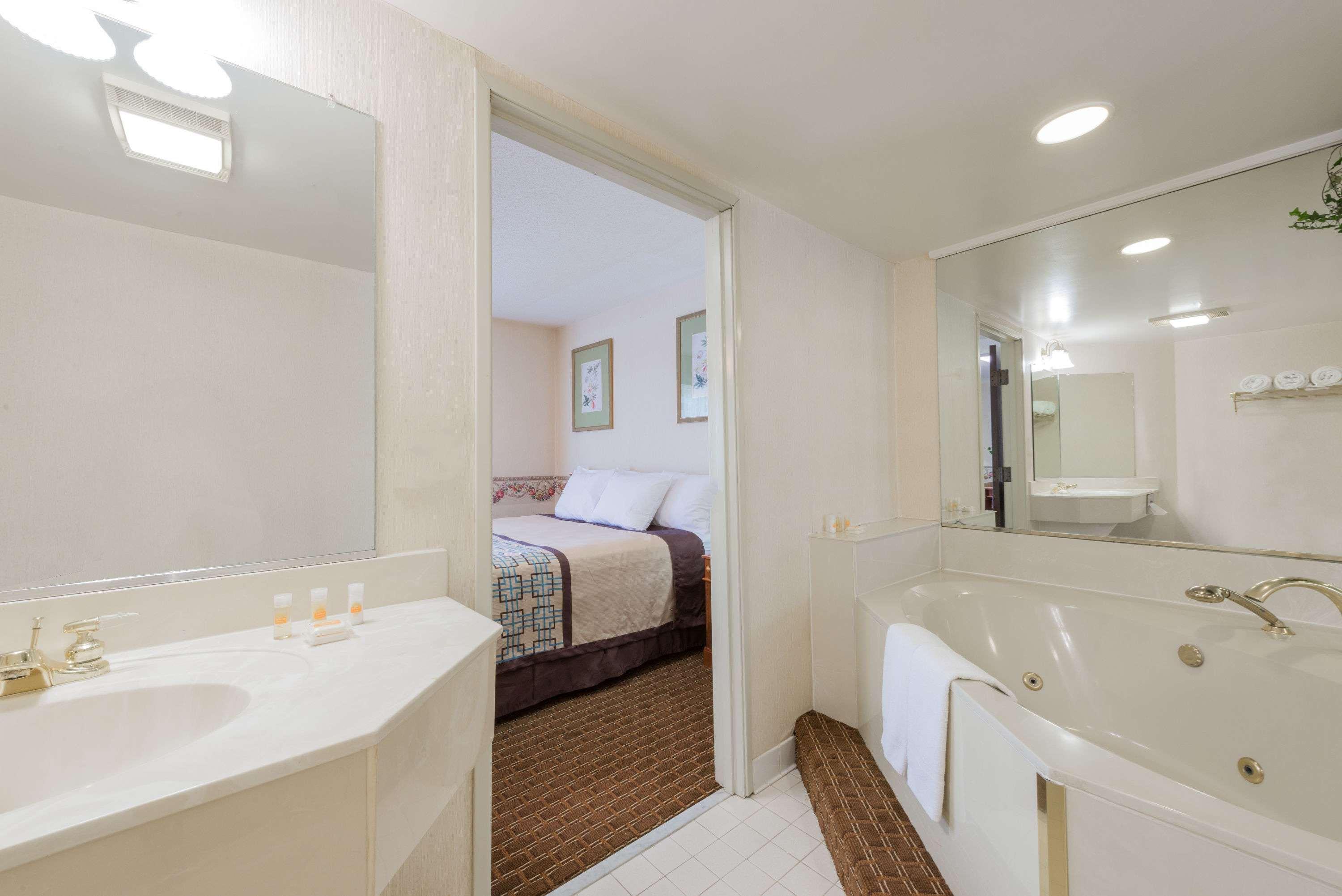 Days Inn By Wyndham Yadkinville Bagian luar foto